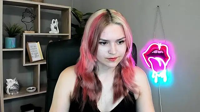 Snapshot of SweetLilyxo chatting on June 21, 1:46 pm SweetLilyxo online show from June 21, 1:46 pm