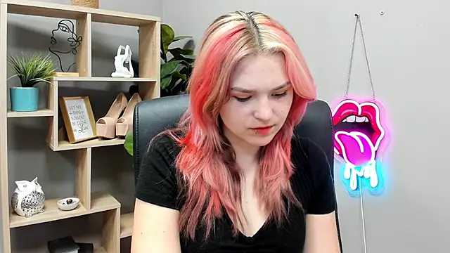 Snapshot of SweetLilyxo chatting on June 22, 6:32 am SweetLilyxo online show from June 22, 6:32 am