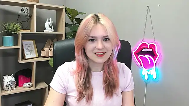 Snapshot of SweetLilyxo chatting on June 30, 6:36 am SweetLilyxo online show from June 30, 6:36 am