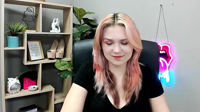 Snapshot of SweetLilyxo chatting on July 2, 6:41 am SweetLilyxo online show from July 2, 6:41 am