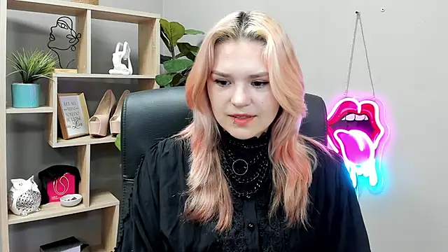 Snapshot of SweetLilyxo chatting on July 6, 7:05 am SweetLilyxo online show from July 6, 7:05 am