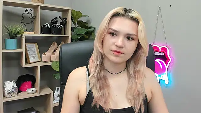 Snapshot of SweetLilyxo chatting on July 20, 6:38 am SweetLilyxo online show from July 20, 6:38 am