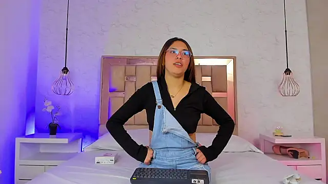 Snapshot of ChloeSteele chatting on February 10, 4:05 am ChloeSteele online show from February 10, 4:05 am