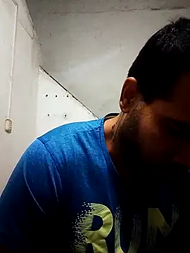 Snapshot of thom_1 chatting on June 3, 11:43 pm thom 1 online show from June 3, 11:43 pm
