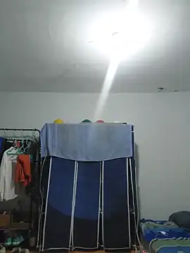 Snapshot of thom_1 chatting on June 23, 2:42 am thom 1 online show from June 23, 2:42 am