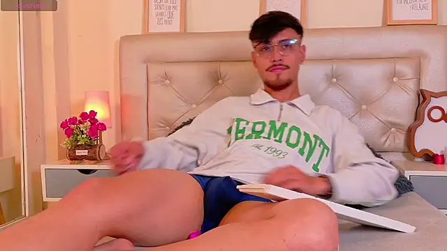 Snapshot of Aiden_Gray chatting on February 27, 3:56 pm Aiden Gray online show from February 27, 3:56 pm