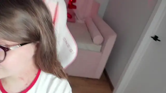 ChloeHalses online show from February 17, 5:15 am