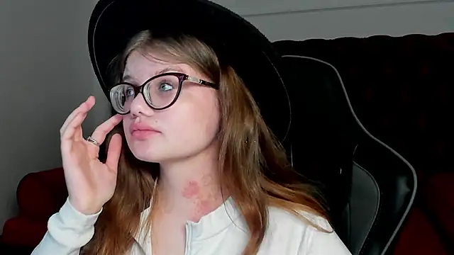 ChloeHalses online show from April 19, 5:01 pm