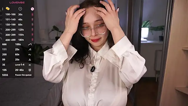 HannaHayles online show from April 4, 5:10 pm