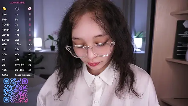 HannaHayles online show from April 8, 5:02 pm