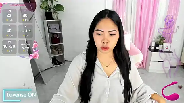 Ursweetyshaine online show from May 7, 12:27 am