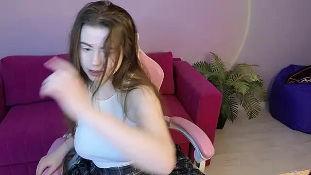 Snapshot of LovingWhisperr chatting on February 7, 1:20 am LovingWhisperr online show from February 7, 1:20 am