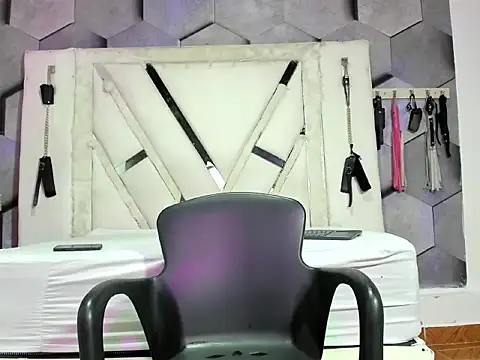Snapshot of GoldenBoyM chatting on May 1, 3:22 am GoldenBoyM online show from May 1, 3:22 am
