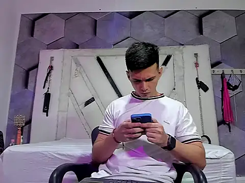 Snapshot of GoldenBoyM chatting on May 26, 3:35 am GoldenBoyM online show from May 26, 3:35 am