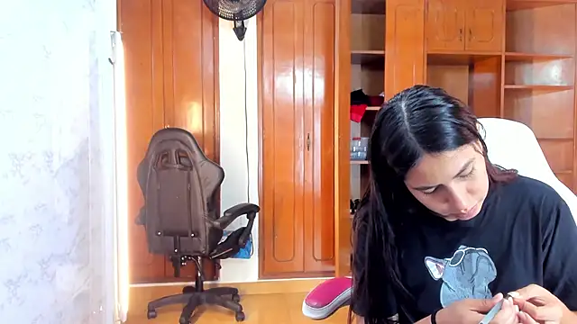 Snapshot of Emily_and_Soffy chatting on February 26, 12:04 pm Emily and Soffy online show from February 26, 12:04 pm