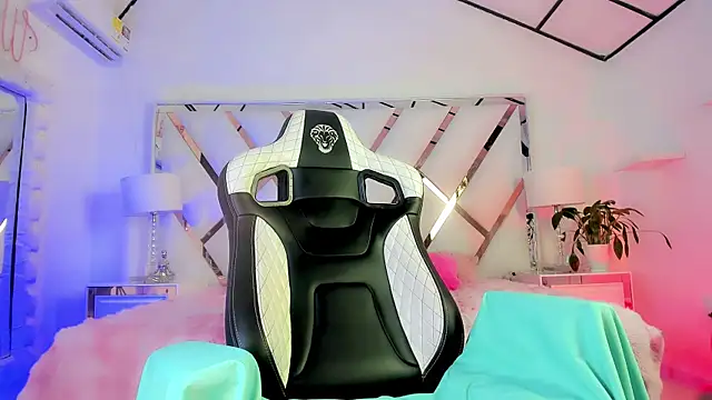 thanier 18 online show from April 16, 9:39 pm