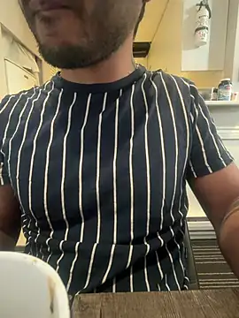 Snapshot of DaggerTie chatting on February 4, 1:39 pm DaggerTie online show from February 4, 1:39 pm