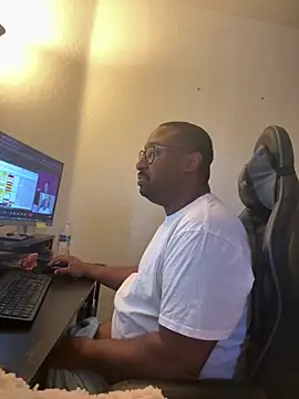 Snapshot of austincummings chatting on June 1, 9:38 pm austincummings online show from June 1, 9:38 pm