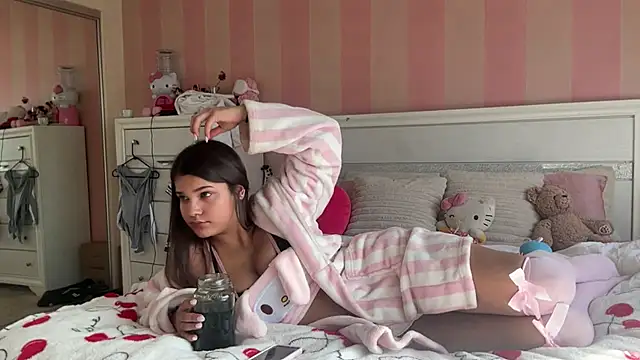 Snapshot of TheDaisyPink chatting on February 6, 9:51 pm TheDaisyPink online show from February 6, 9:51 pm