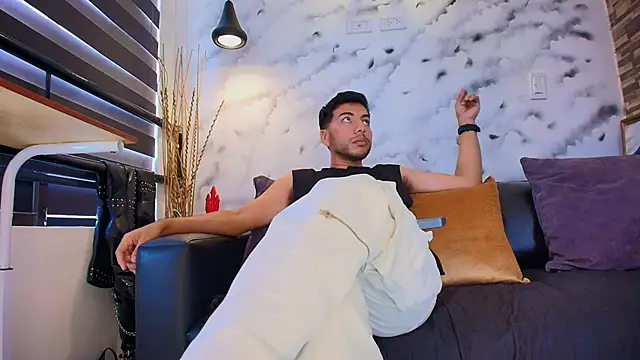 Snapshot of Max_Hornye chatting on February 18, 6:37 pm Max Hornye online show from February 18, 6:37 pm