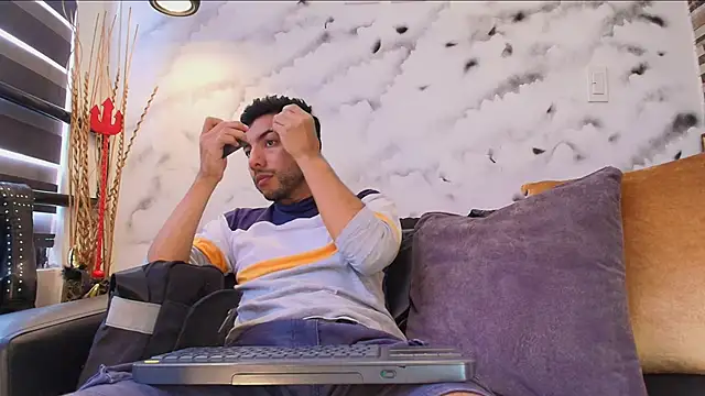 Snapshot of Max_Hornye chatting on February 23, 6:49 pm Max Hornye online show from February 23, 6:49 pm