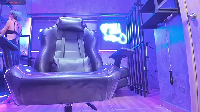 Snapshot of MiistressBlu chatting on February 10, 1:15 pm MiistressBlu online show from February 10, 1:15 pm