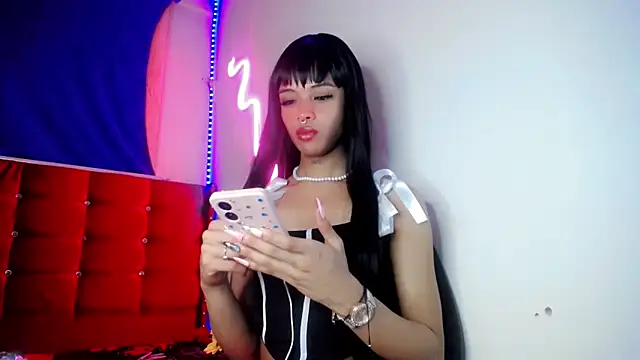 DahliaGill online show from April 7, 11:15 pm