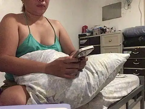 Snapshot of lady_candy85 chatting on February 9, 8:29 am lady candy85 online show from February 9, 8:29 am