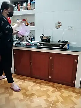 LiilyZi online show from March 15, 10:32 am