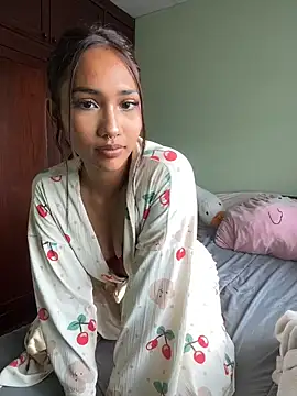 Snapshot of lyla_luv chatting on February 6, 9:56 am lyla luv online show from February 6, 9:56 am