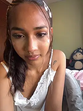 Snapshot of lyla_luv chatting on February 15, 4:53 am lyla luv online show from February 15, 4:53 am