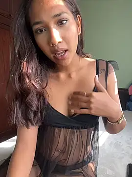 Snapshot of lyla_luv chatting on February 20, 9:10 am lyla luv online show from February 20, 9:10 am