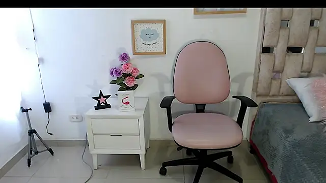 Aantoniaa brown27 online show from February 25, 2:27 pm