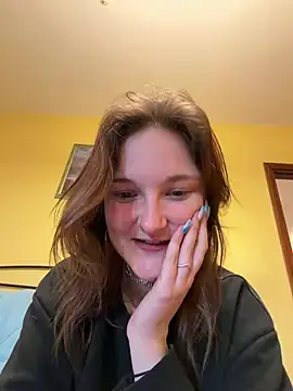 ViviLuu online show from April 8, 5:24 pm