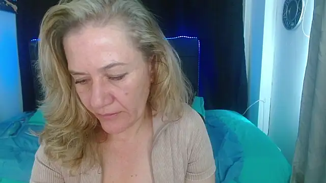 Snapshot of andreea_xx chatting on February 11, 2:00 pm andreea xx online show from February 11, 2:00 pm