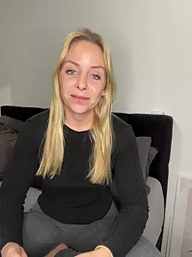 emily-becker22 online show from February 18, 7:32 pm