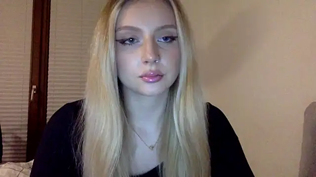 Snapshot of MayaWetDream chatting on February 24, 8:51 pm MayaWetDream online show from February 24, 8:51 pm