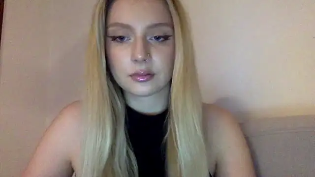 Snapshot of MayaWetDream chatting on February 27, 5:02 pm MayaWetDream online show from February 27, 5:02 pm