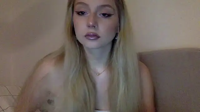 Snapshot of MayaWetDream chatting on February 28, 4:19 pm MayaWetDream online show from February 28, 4:19 pm