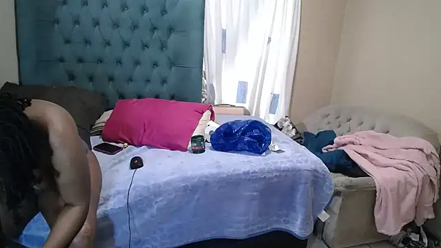Snapshot of AlyssaBrown chatting on April 24, 10:50 am AlyssaBrown online show from April 24, 10:50 am