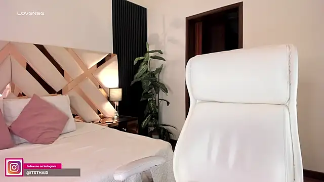 missthailand  online show from April 13, 11:21 pm