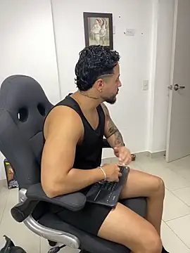 MattiaDupont online show from May 5, 11:57 pm