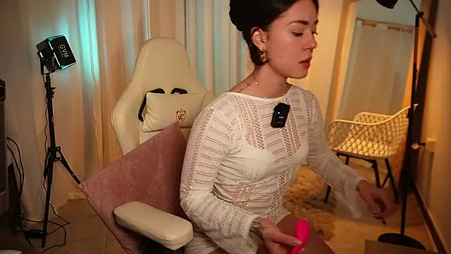 Snapshot of Madisonlara1 chatting on February 6, 6:22 pm Madisonlara1 online show from February 6, 6:22 pm