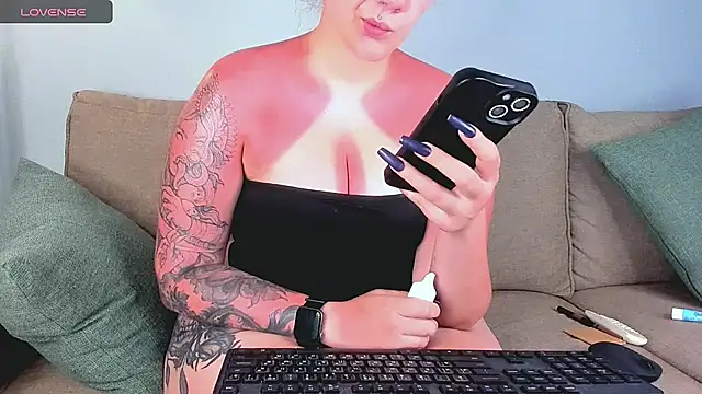 Snapshot of marrena_a chatting on June 25, 2:22 am marrena a online show from June 25, 2:22 am