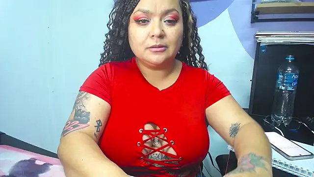 Snapshot of SweettSin chatting on February 12, 11:44 pm SweettSin online show from February 12, 11:44 pm