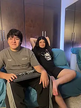 EmilyAndAndrew online show from February 15, 3:36 am