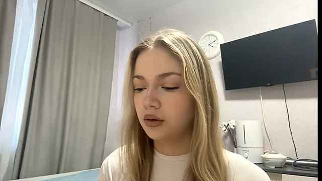 Snapshot of MilaSliger chatting on February 17, 1:07 pm MilaSliger online show from February 17, 1:07 pm