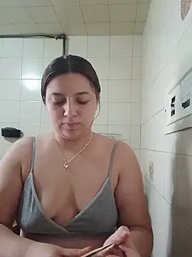 Snapshot of MajoArias chatting on April 24, 8:33 pm MajoArias online show from April 24, 8:33 pm