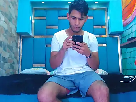 warmNoah online show from February 26, 7:35 pm