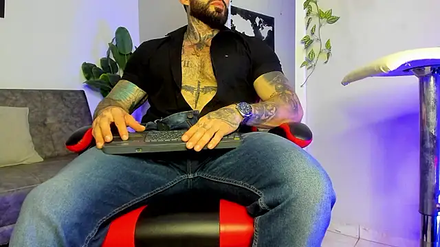 Snapshot of Alessrose chatting on February 6, 7:39 pm Alessrose online show from February 6, 7:39 pm